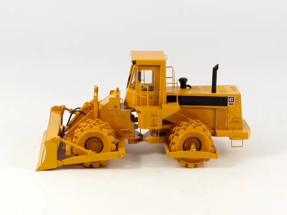 Caterpillar 825C Soil Compactor